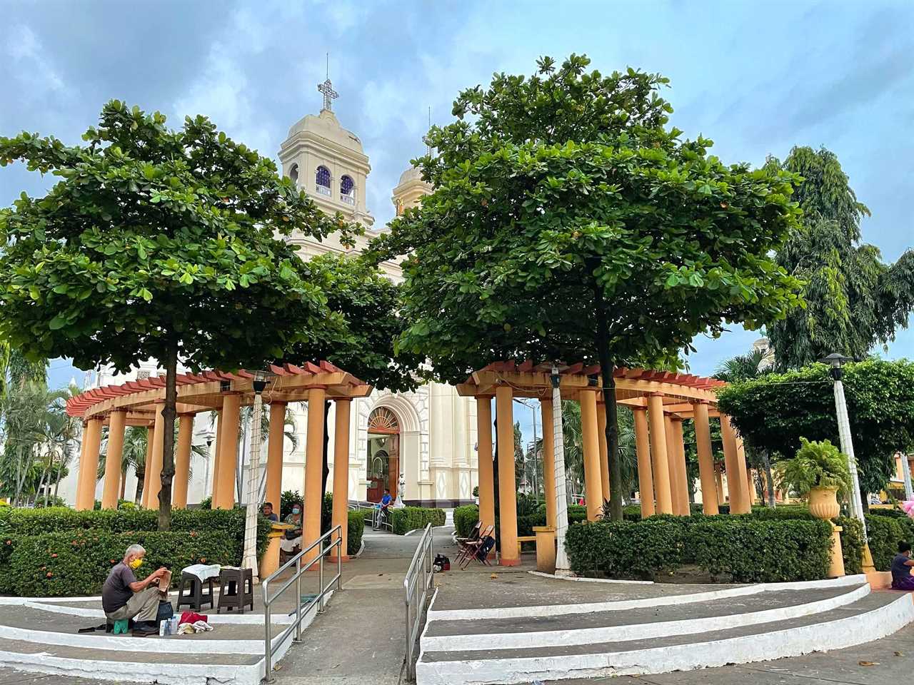 Retalhuleu main place with trees and a church in the back