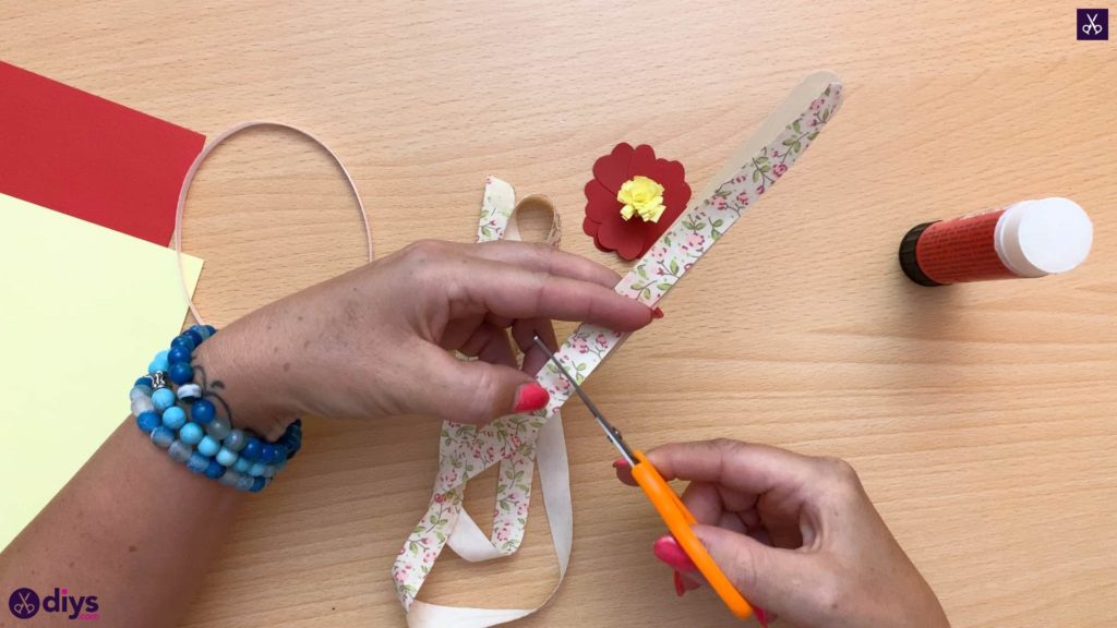 In 6 Easy Steps, How to Make a DIY Popsicle Stick Flower Book Bookmark