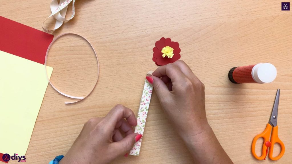 In 6 Easy Steps, How to Make a DIY Popsicle Stick Flower Book Bookmark