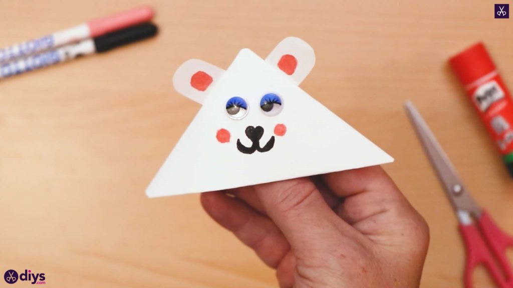 How to Make a Polar Bear Corner Bookmark.