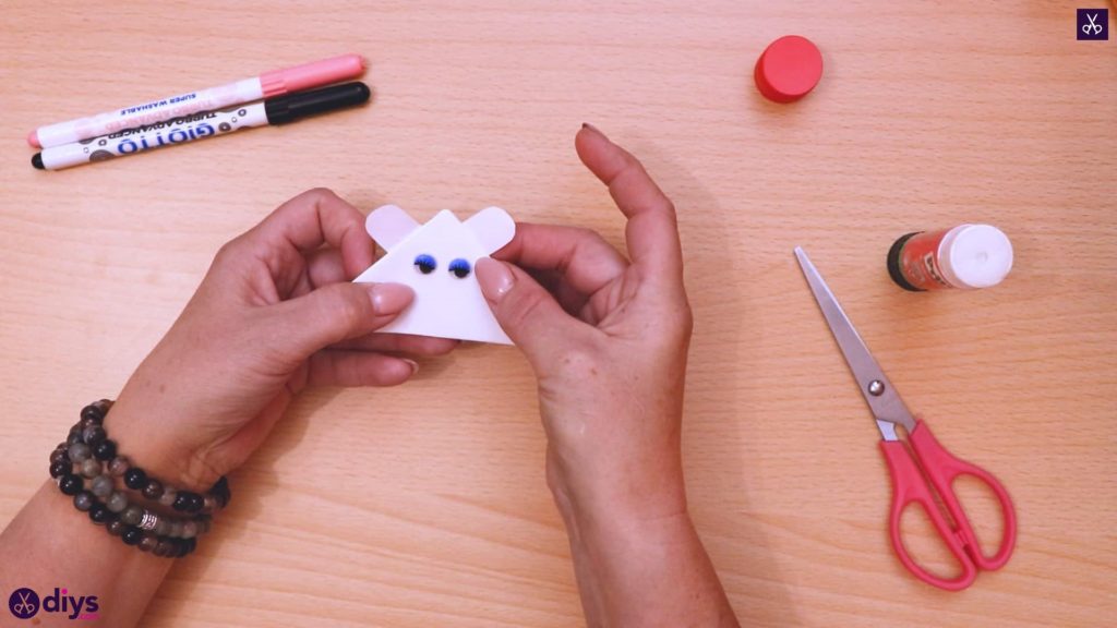 How to Make a Polar Bear Corner Bookmark.