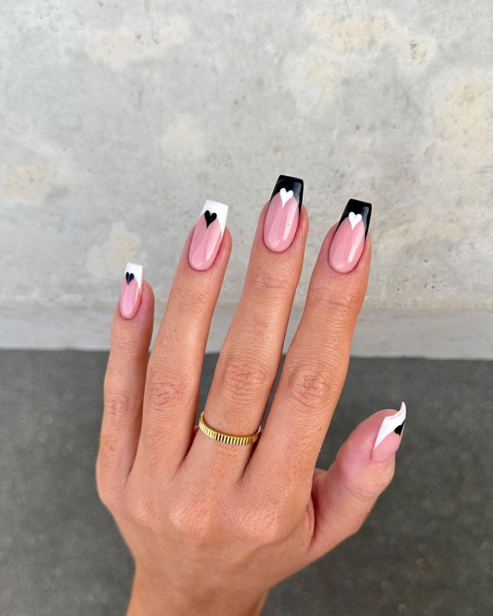 Monochrome heart nails