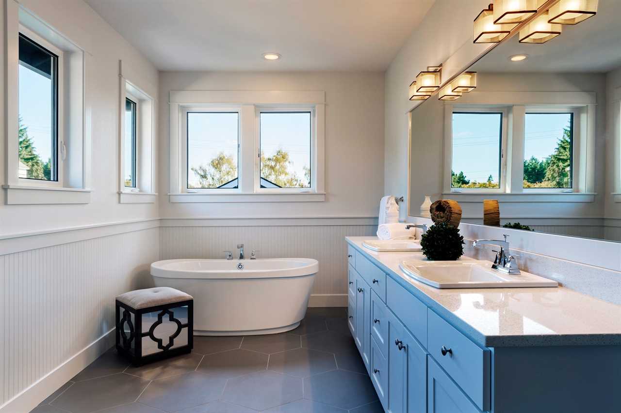 Bathtub and sinks in bathroom